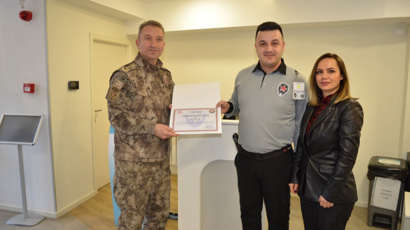 Özel Güvenlik Görevlisi Emekli Öğretmeni Dolandırılmaktan Kurtardı
