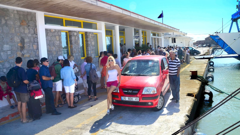 EGE’DE BAYRAM KÖPRÜSÜ: SAKIZ ADASI’NDAN TÜRK ZİYARETÇİLERE SICAK KARŞILAMA
